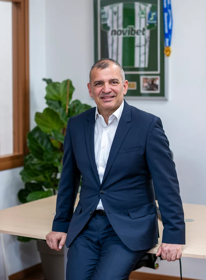 Ο Θεόδωρος Κρίγγου καθισμένος στο φωτογραφικό αφιέρωμα του Fortune.